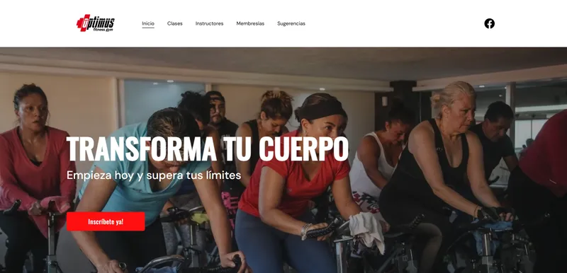 Inicio del sitio de Optimus Fitness Gym en computadora: clase de spinning con el titular Transforma tu cuerpo